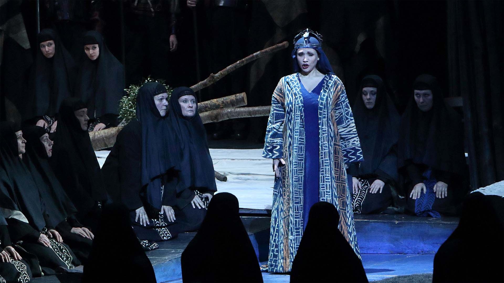 Norma (Carmen Giannatasio), Chor der Bayerischen Staatsoper  - Foto zum Inhalt der Oper 