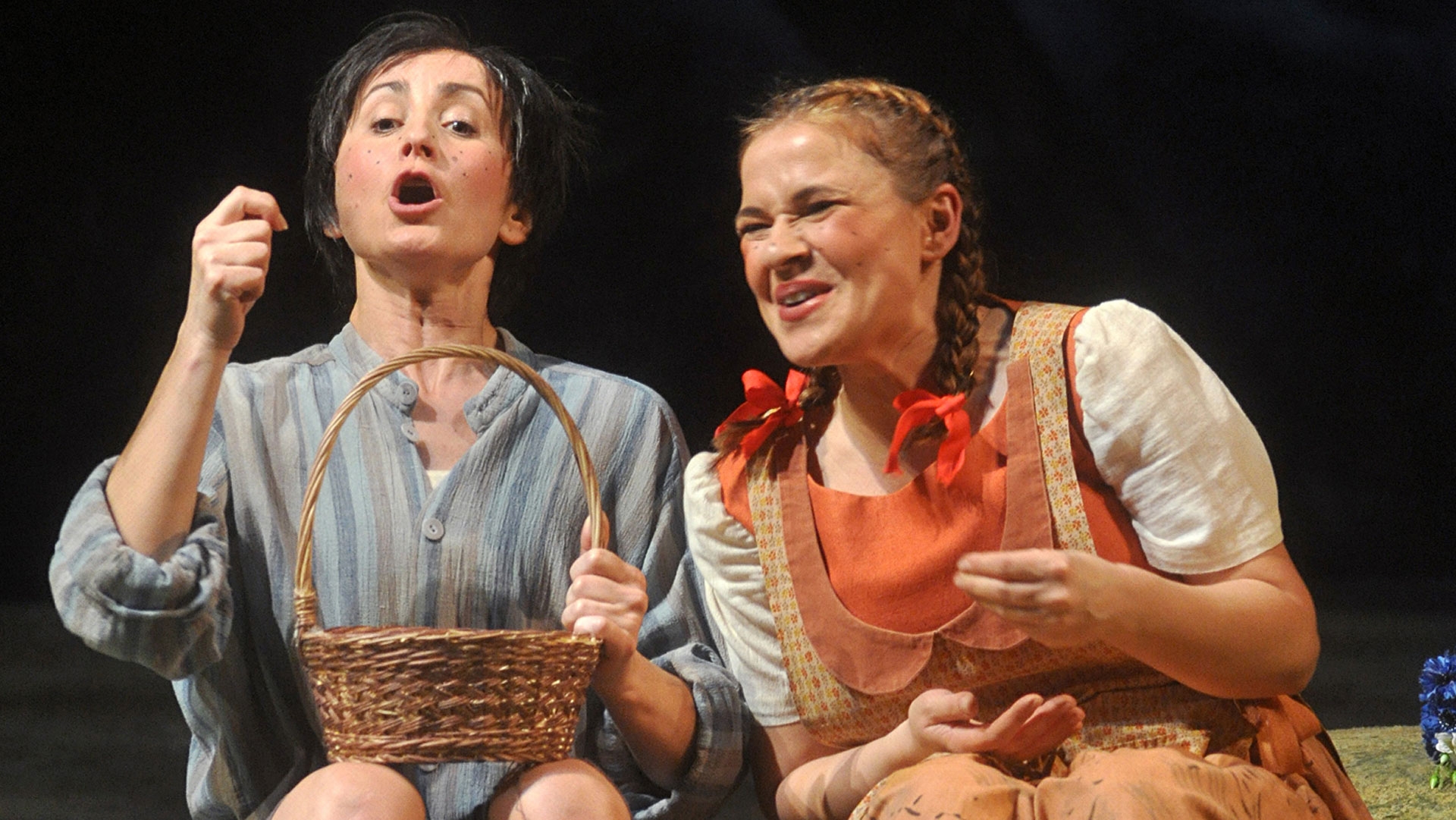Romana Noack (Gretel), Katarzyna Kuncio (Hänsel) Foto: Frank Heller im Auftrag der Deutschen Oper am Rhein
