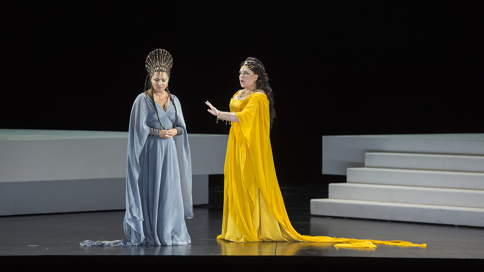 Aida (Oper) bei den  Salzburger Festspielen mit  Anna Netrebko als Aida (links) und  Ekaterina Semenchuk als Amneris  | Foto © Monika Rittershaus