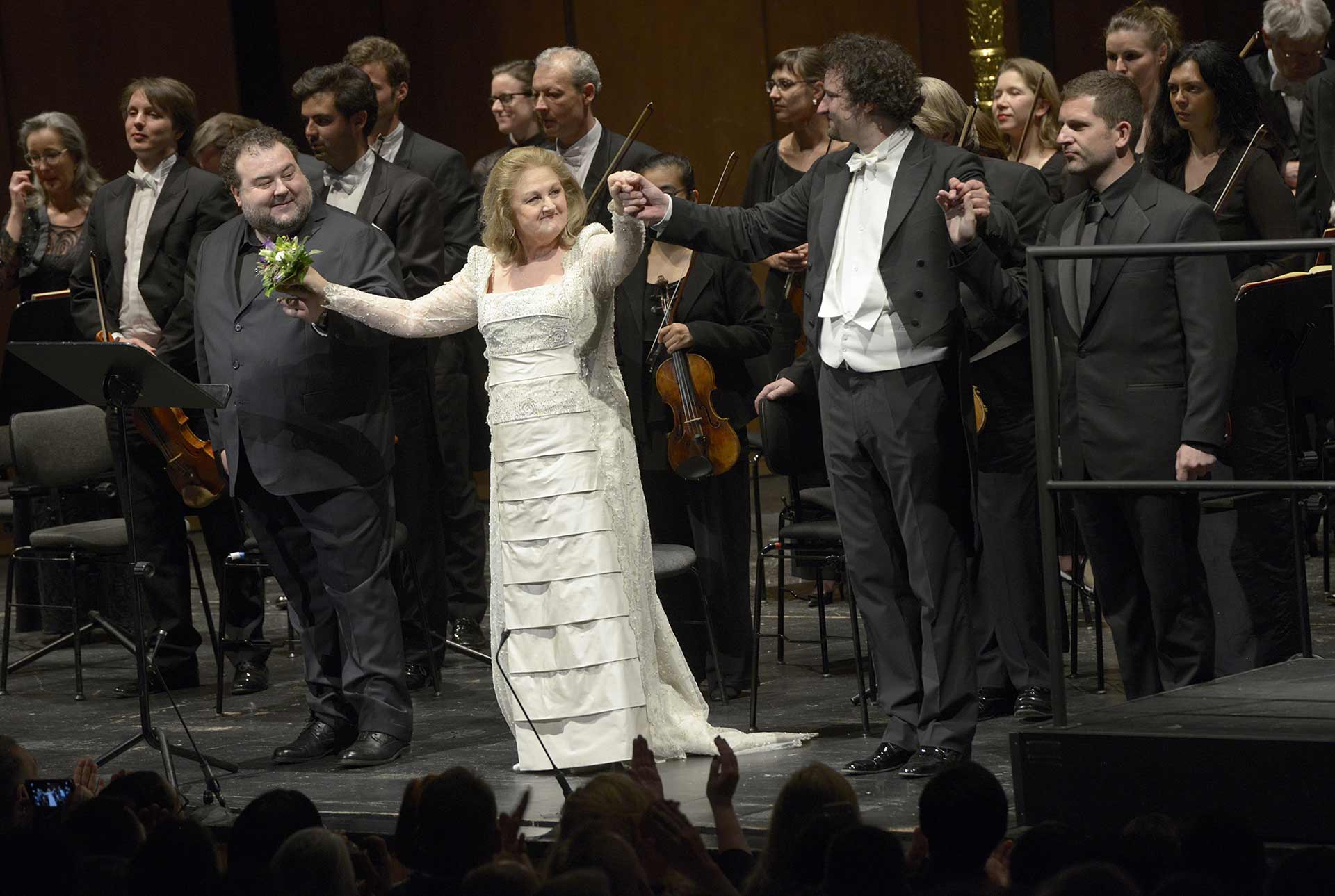 Edita Gruberova, Fabio Sartori, Marco Mimica, Peter Valentovic. (Foto © Bettina Stöß via Deutsche Oper Berlin).
