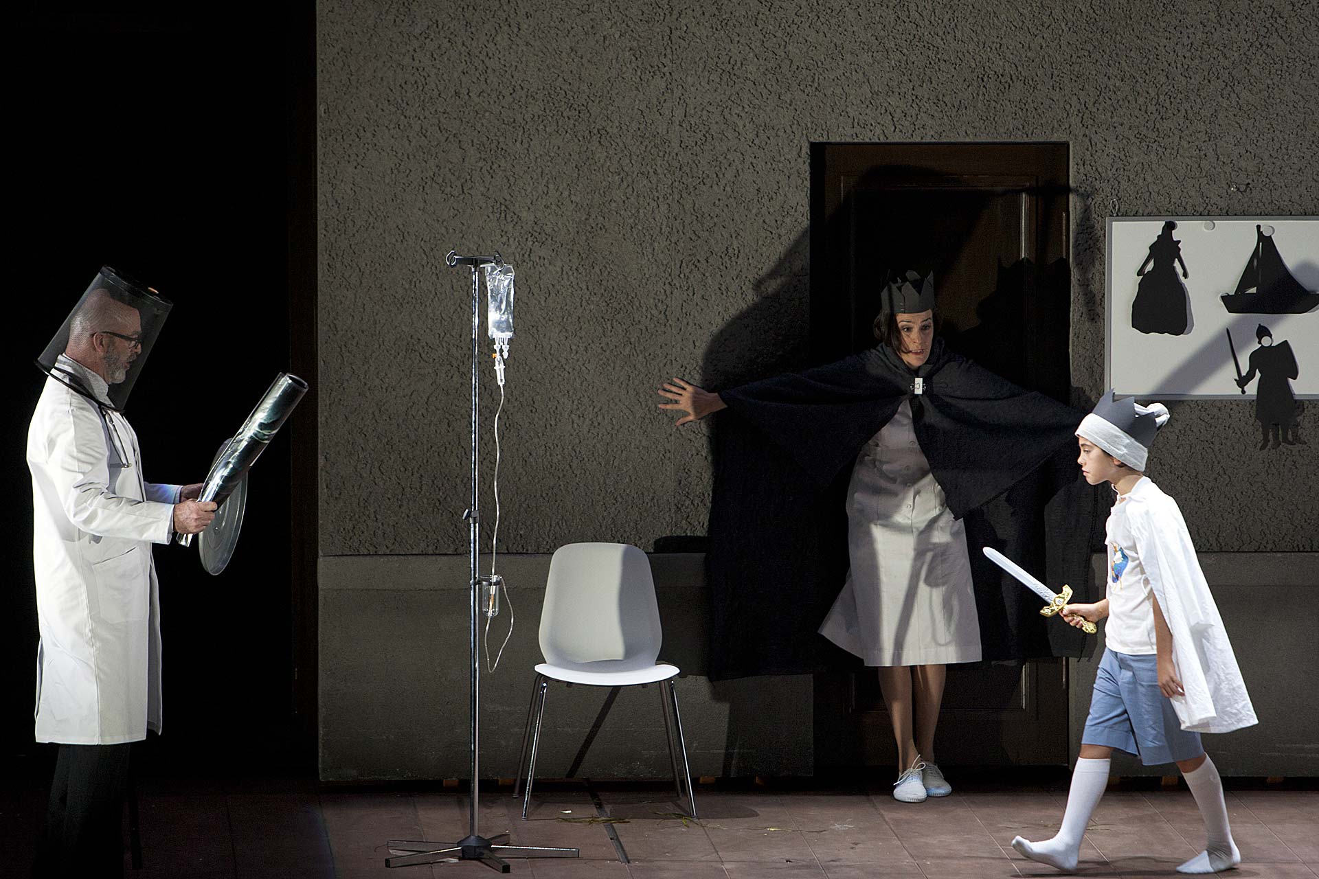 L'Invisible: Stephen Bronk, Rachel Harnisch; Foto © Bernd Uhlig / Deutsche Oper Berlin