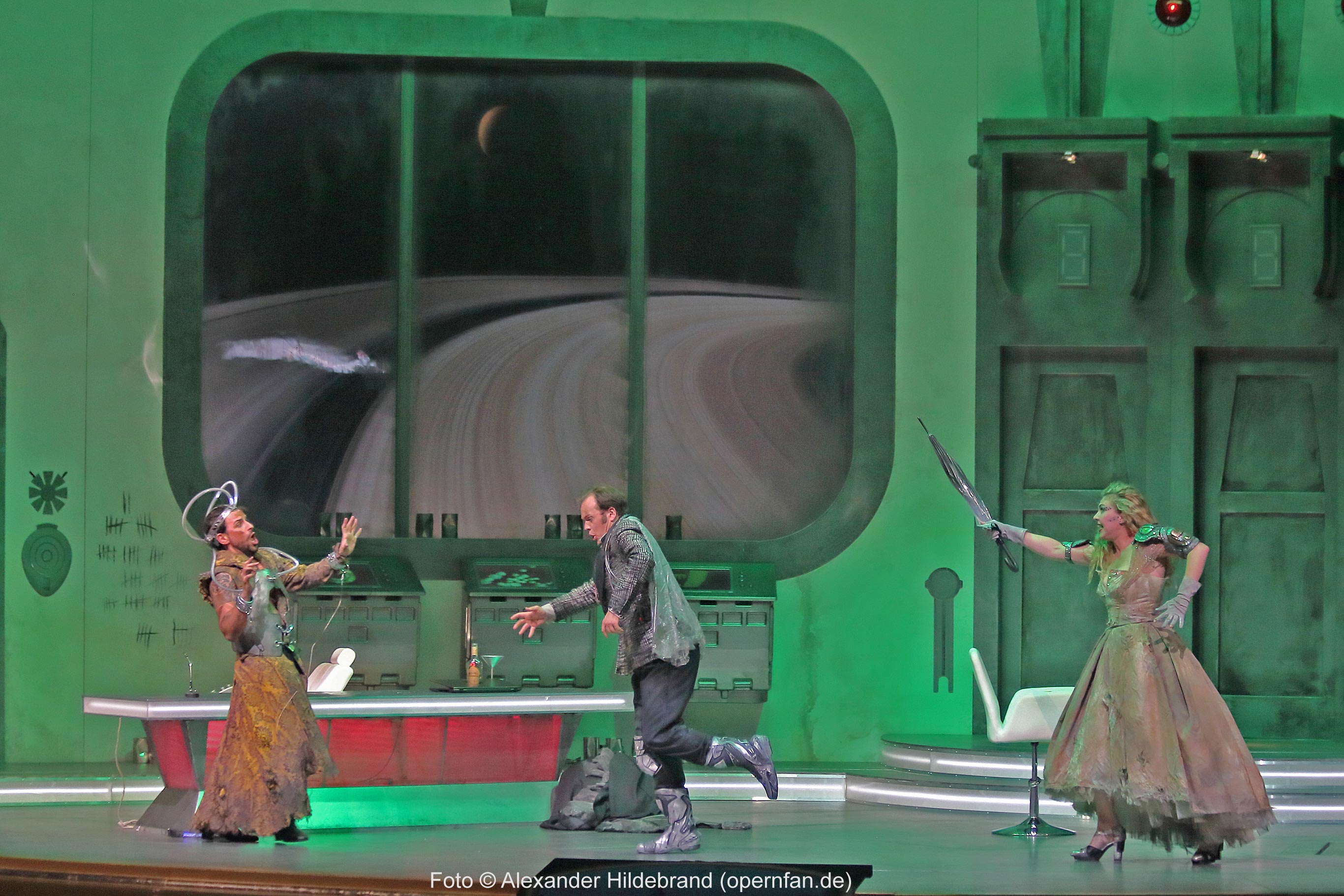 Alfred (Enea Scala), Rosalinde (Annette Dasch) und ihr Gatte Gabriel von Eisenstein (Thomas Blondelle)  | Foto © Alexander Hildebrand | opernfan.de | IMG 3580