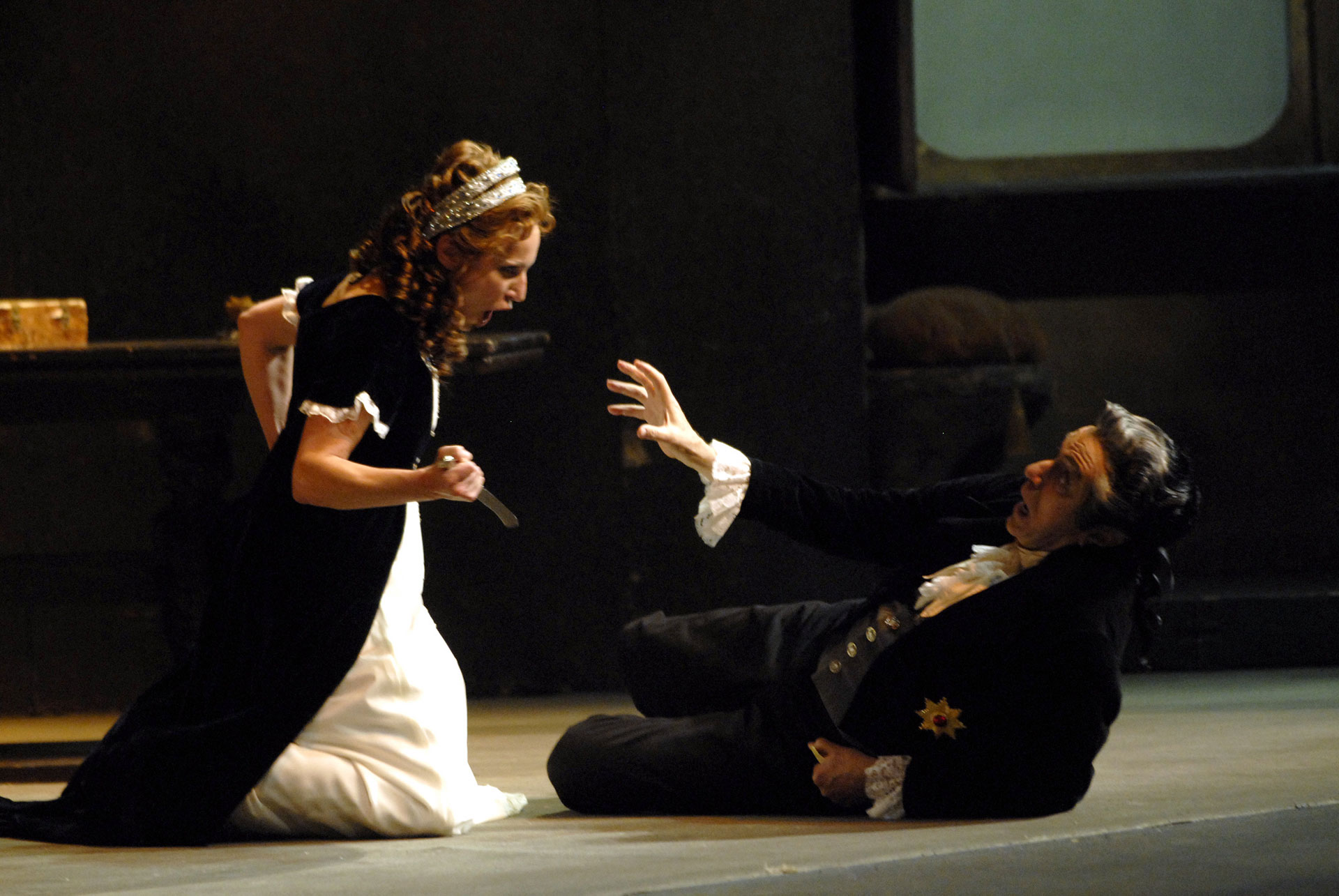 Nadja Michael als Tosca und Ruggero Raimondi als Baron Scarpia  (Aus dem Jahre 2009, Foto: © Bettina Stöß)