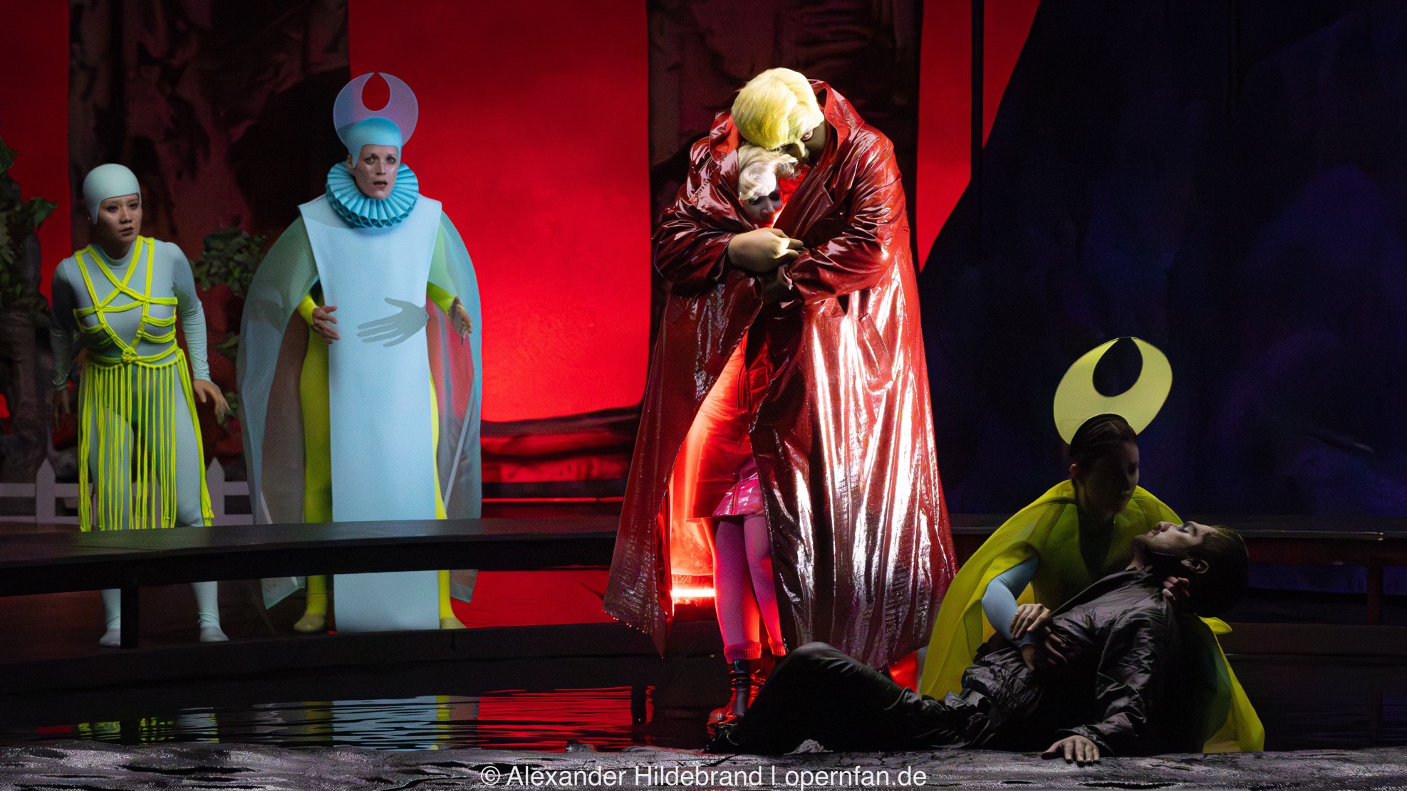 Das Ende der Oper "Il Tabarro". Die Schwestern der zweiten Oper "Suor Angelica" kommen langsam auf die Szene. | Foto © Alexander Hildebrand | opernfan.de | IMG 1776 Enh