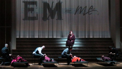 E.M., Emilia Marty! Szenenbild aus dem 3. Akt. Foto © Alexander Hildebrand | opernfan.de