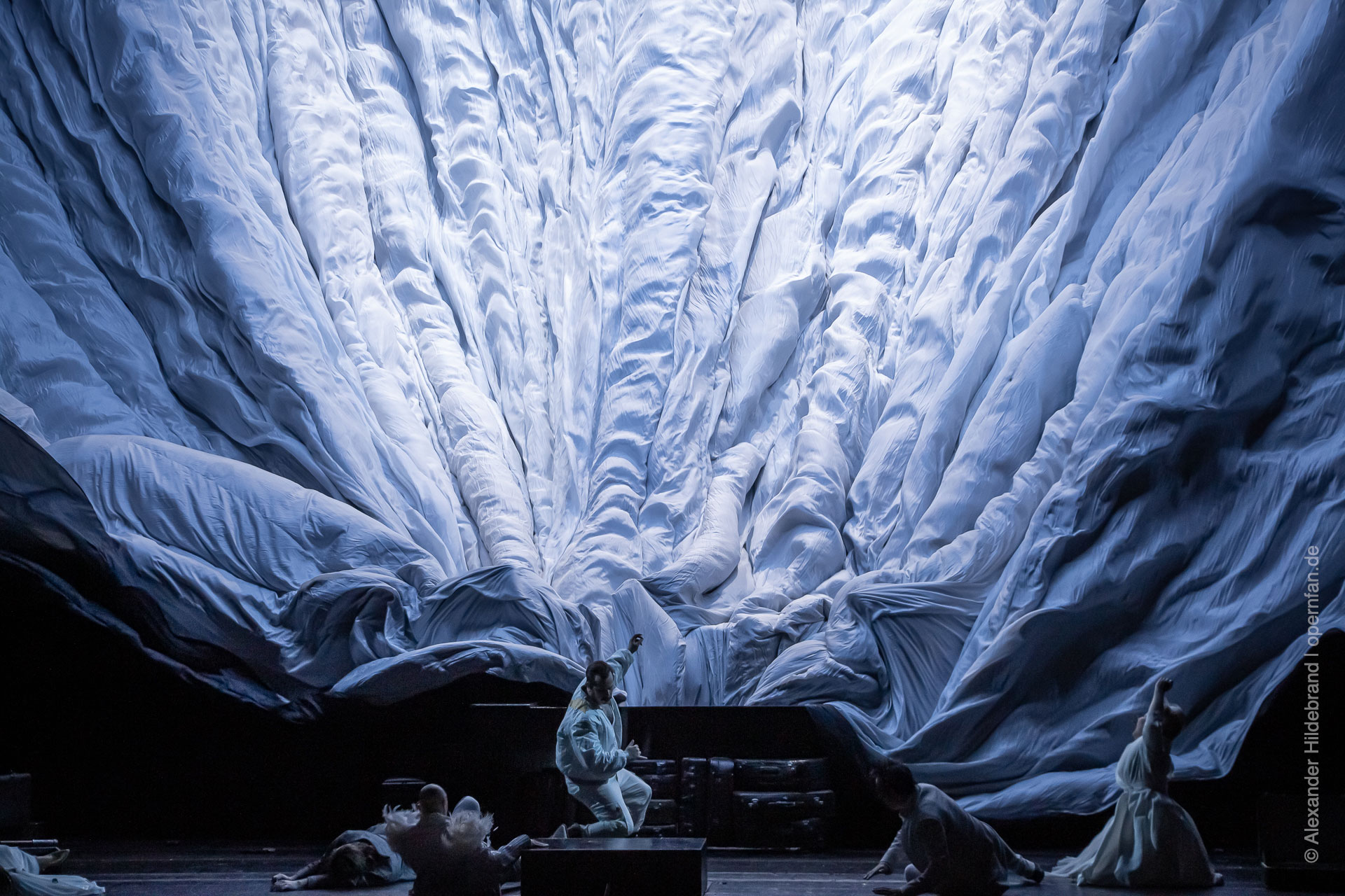 Bühnenkunst mit einem sehr großem Tuch, Teil 2  | Foto © Alexander Hildebrand | opernfan.de | IMG 16