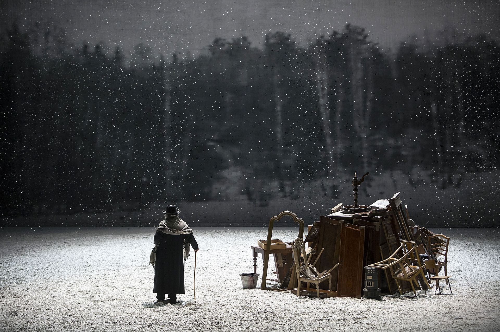 Was bleibt, sind ein paar Möbel im Schnee...  | Foto © Iko Freese via Komische Oper