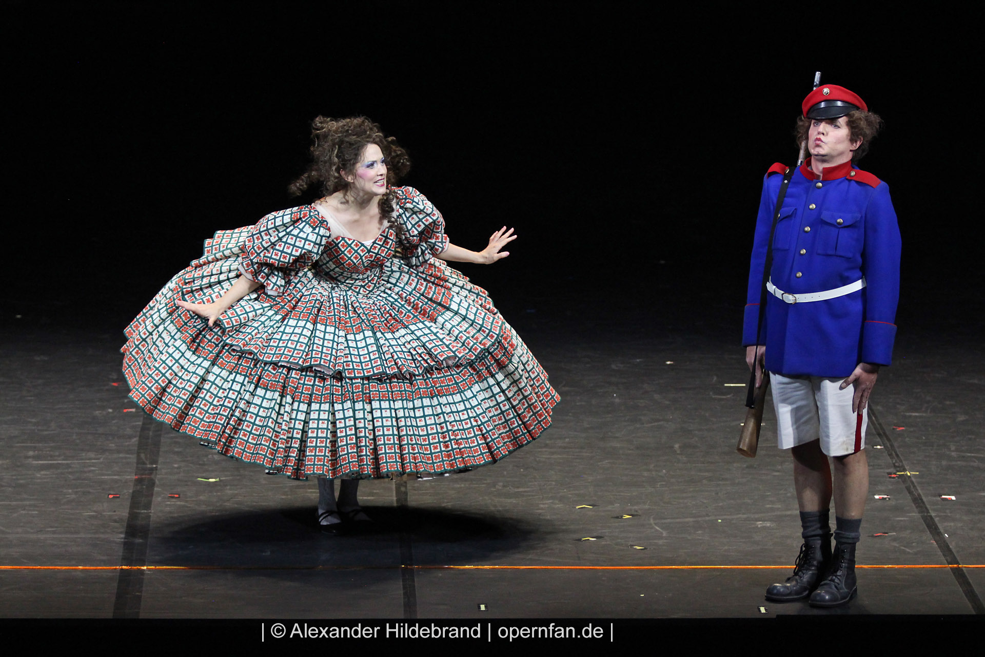 Ein junges Liebespaar, dass zueinander will: Wanda (Alma Sadé) und Fritz (Ivan Turšić) | Foto © Alexander Hildebrand | opernfan.de | 02