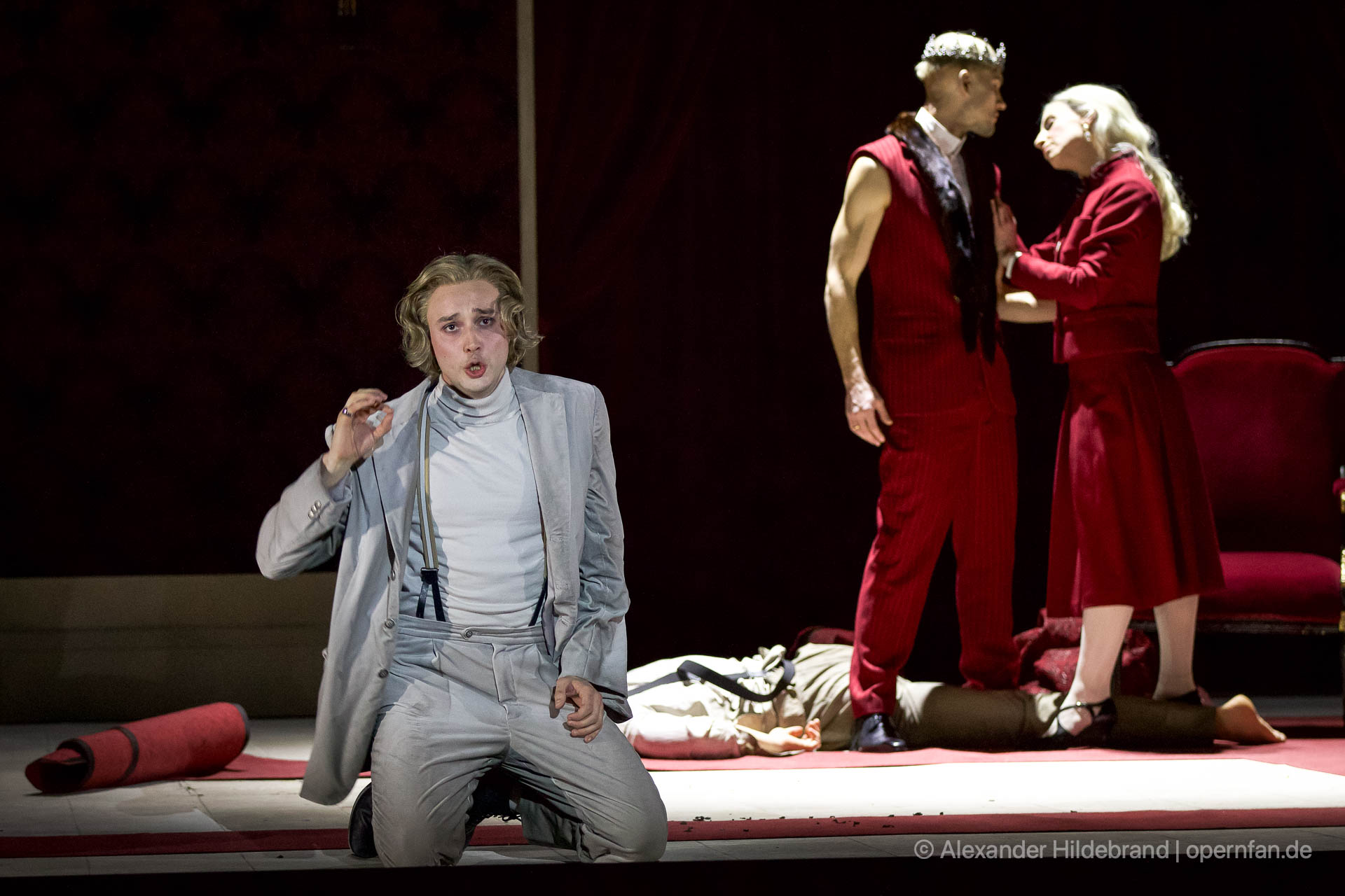 Hamlet: Huw Montague Rendall und zwei Double, die seine Eltern darstellen | Foto © Alexander Hildebrand | opernfan.de | IMG 2260