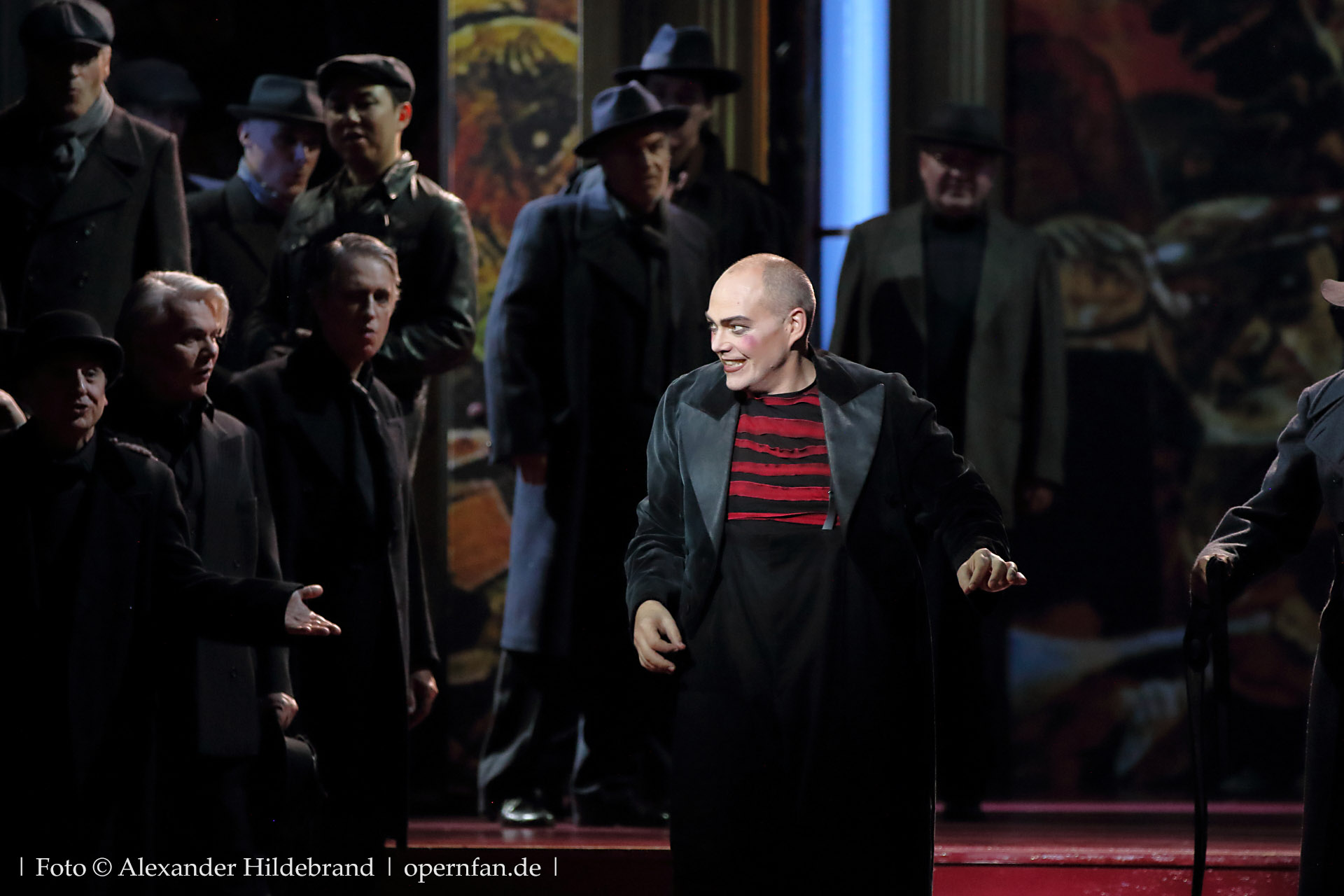 Rigoletto (Christopher Maltmann), Herren des Staatsopernchores | Foto © Alexander Hildebrand | opernfan.de | IMG 5235