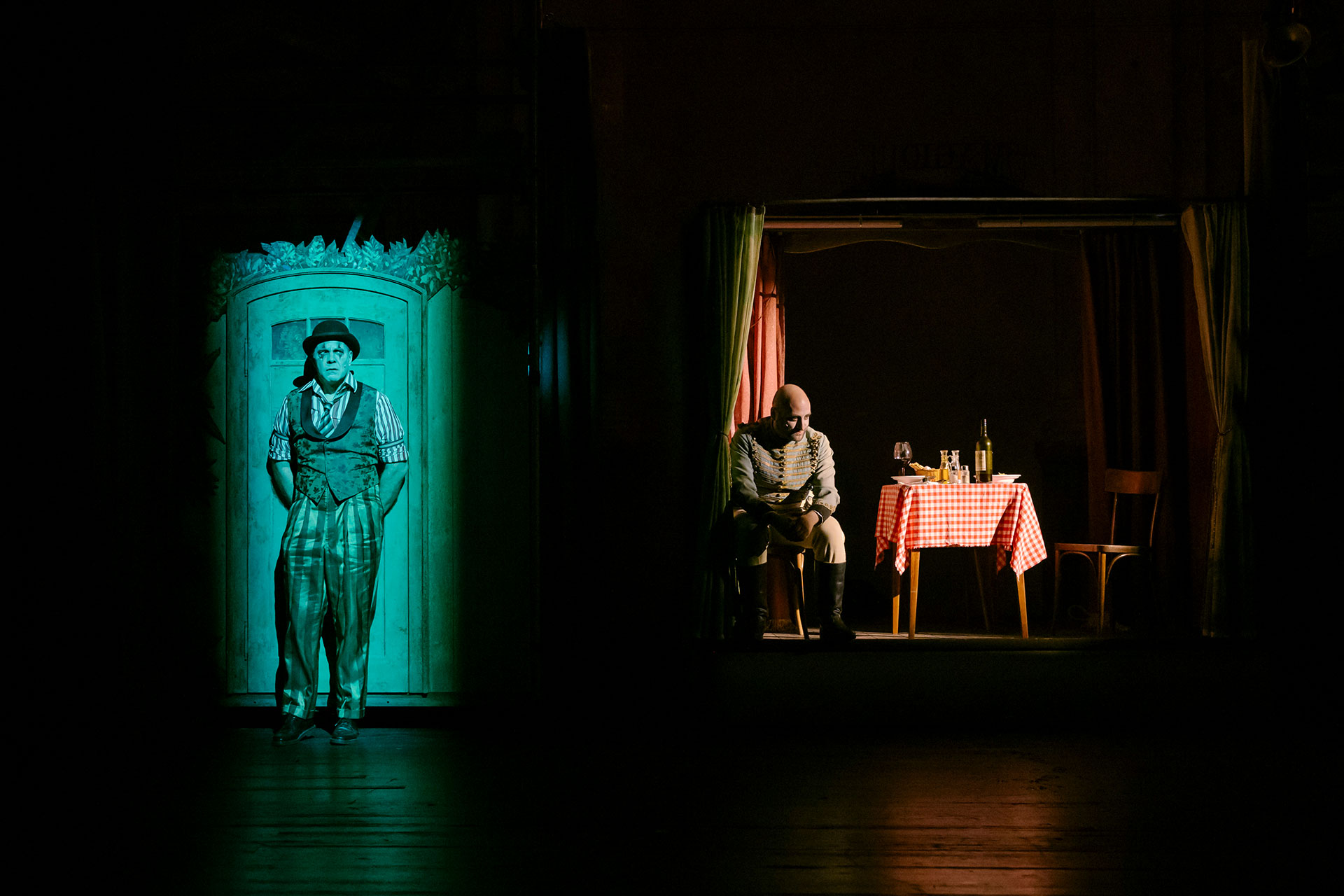 Sarastro - er hat seine Ohren überall! Rechts am Tisch: Tamino. | Wolfram Rupperti, Gunther Eckes | Foto © Marcella Ruiz Cruz | Die Zauberfloete 7679