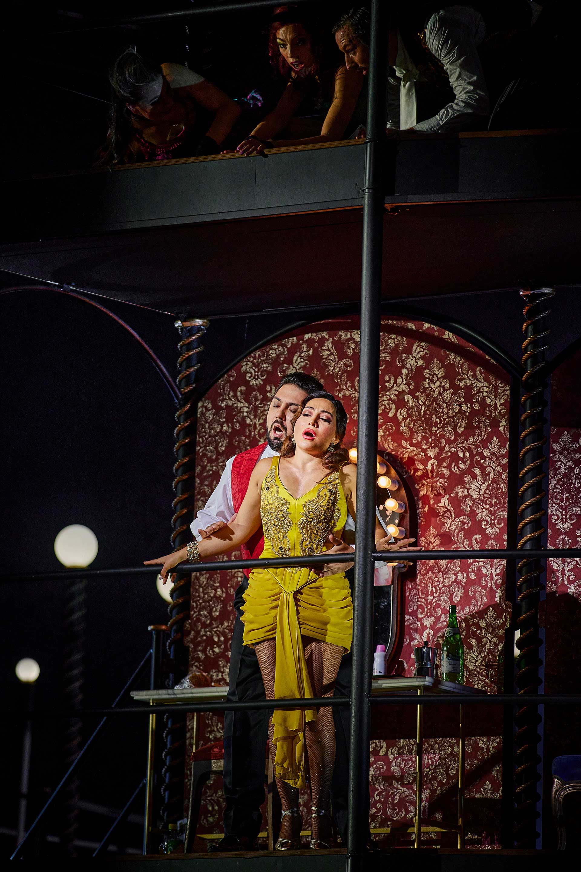 Alfredo Germont gesteht Violetta seine Liebe in einem leidenschaftlichen Duett. | Liparit Avetisyan (Alfredo Germont), Nina Minasyan (Violetta Valéry), Komparserie La Traviata Gp 136 01 | Foto © Semperoper Dresden/Ludwig Olah |