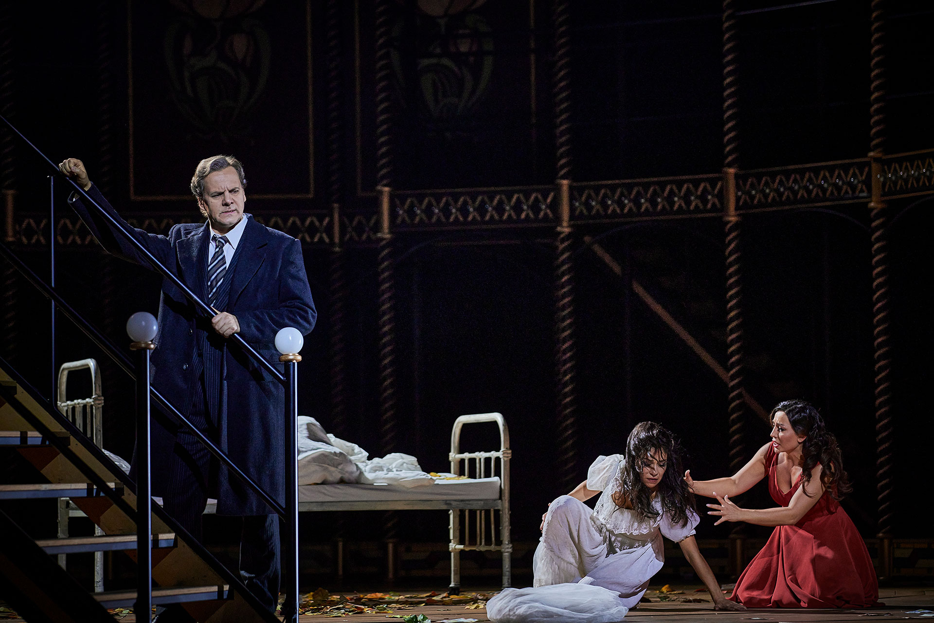 Giorgio Germont erscheint und konfrontiert Violetta mit seiner Bitte um Opfer. | Alexey Markov (Giorgio Germont), Komparserie, Nina Minasyan (Violetta Valéry) La Traviata Gp 227 01 | Foto © Semperoper Dresden/Ludwig Olah |