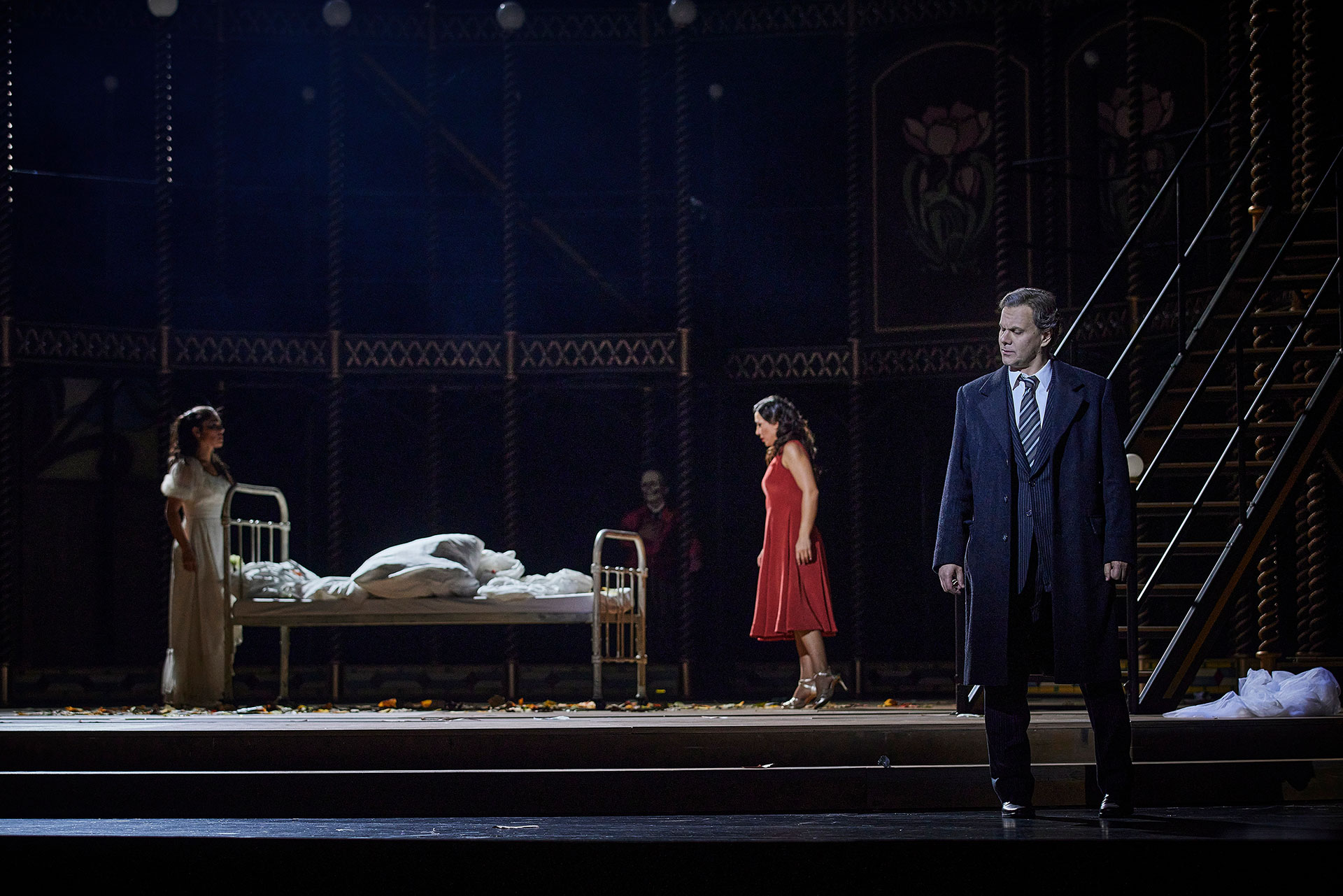 Nina Minasyan (Violetta Valéry), Alexey Markov (Giorgio Germont) Alice Rossi (Annina), Nina Minasyan (Violetta Valéry), Alexey Markov (Giorgio Germont) La Traviata Gp 240 01 | Foto © Semperoper Dresden/Ludwig Olah |