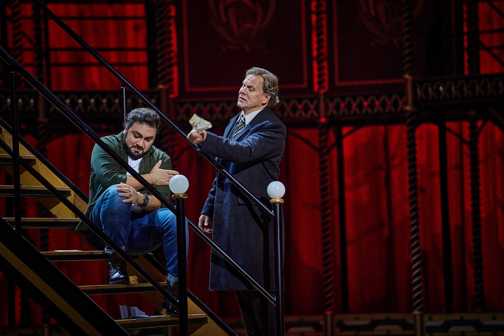 „Di Provenza il mar, il suol“ – Germont erinnert Alfredo an die Heimat. | Liparit Avetisyan (Alfredo Germont), Alexey Markov (Giorgio Germont) La Traviata Gp 289 01 | Foto © Semperoper Dresden/Ludwig Olah |