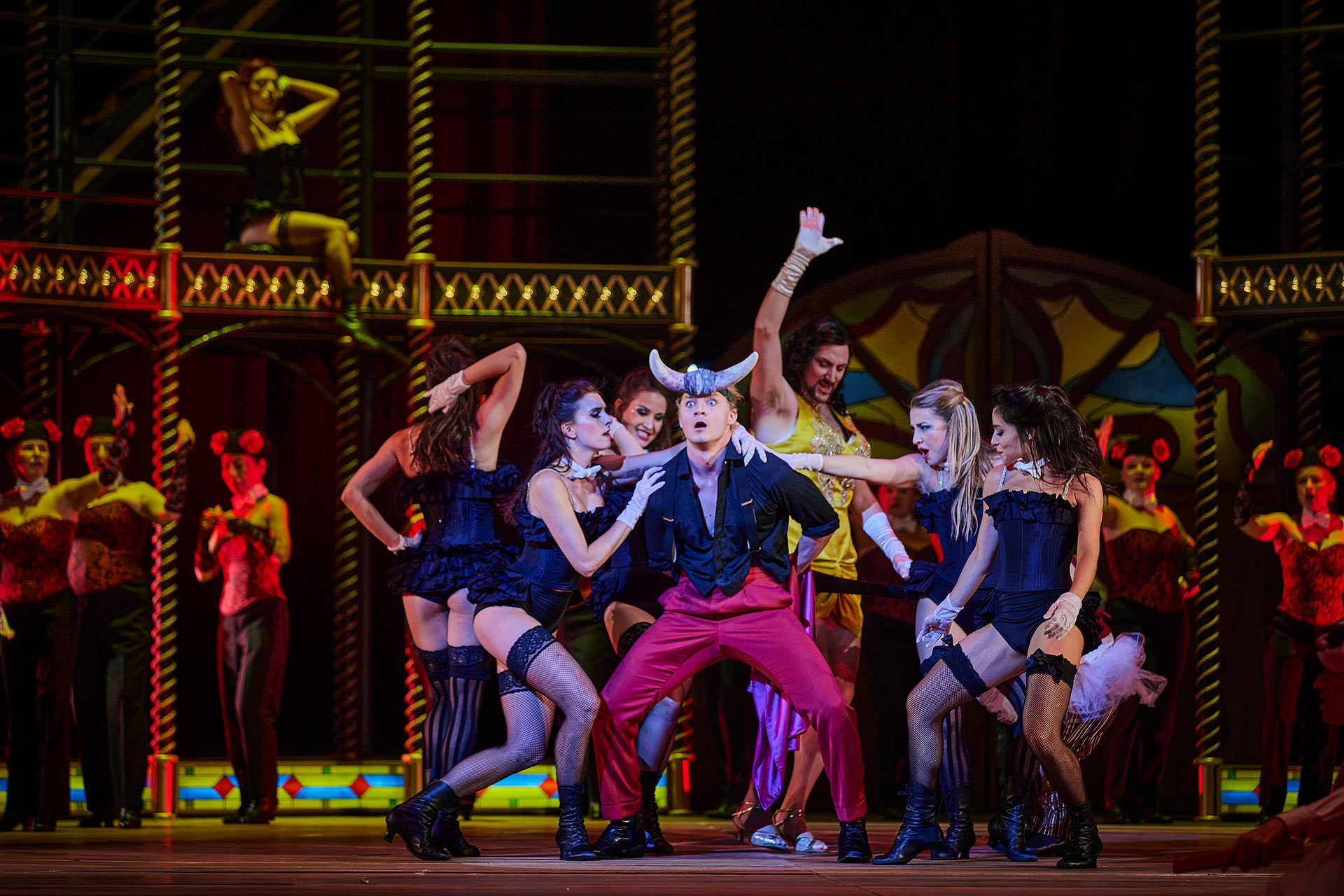 Die Frauen des Chores machen Weißsagungen, die Männer sind Stierkämpfer | Lawson Anderson (Marchese d’Obigny), Sächsischer Staatsopernchor Dresden, Komparserie La Traviata Gp 374 01 | Foto © Semperoper Dresden/Ludwig Olah |