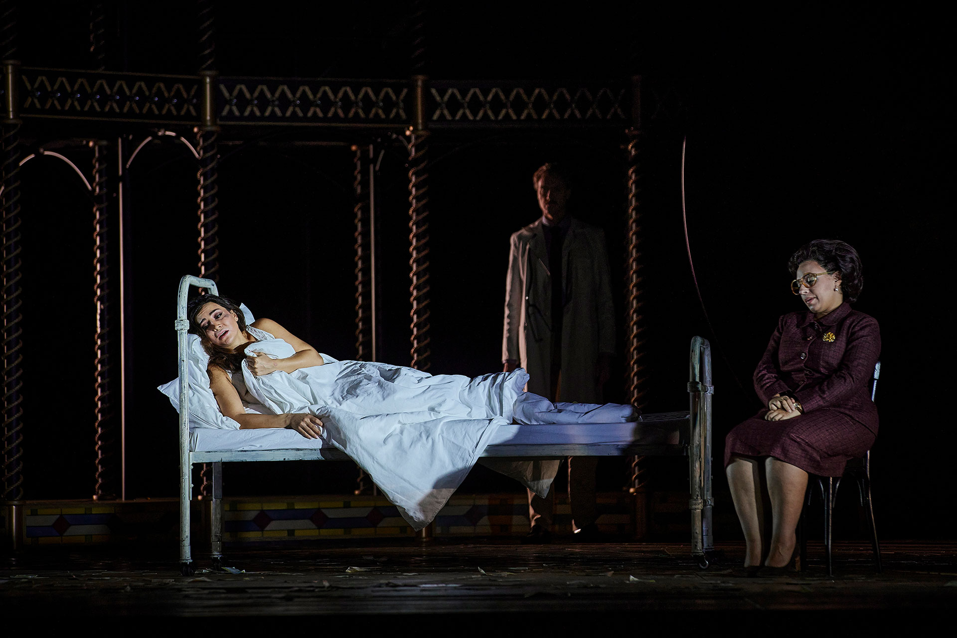 Im dritten Akt zeigt sich Violettas Krankheit in bedrückender Atmosphäre. | Nina Minasyan (Violetta Valéry), Alice Rossi (Annina) La Traviata Gp 466 01 | Foto © Semperoper Dresden/Ludwig Olah |