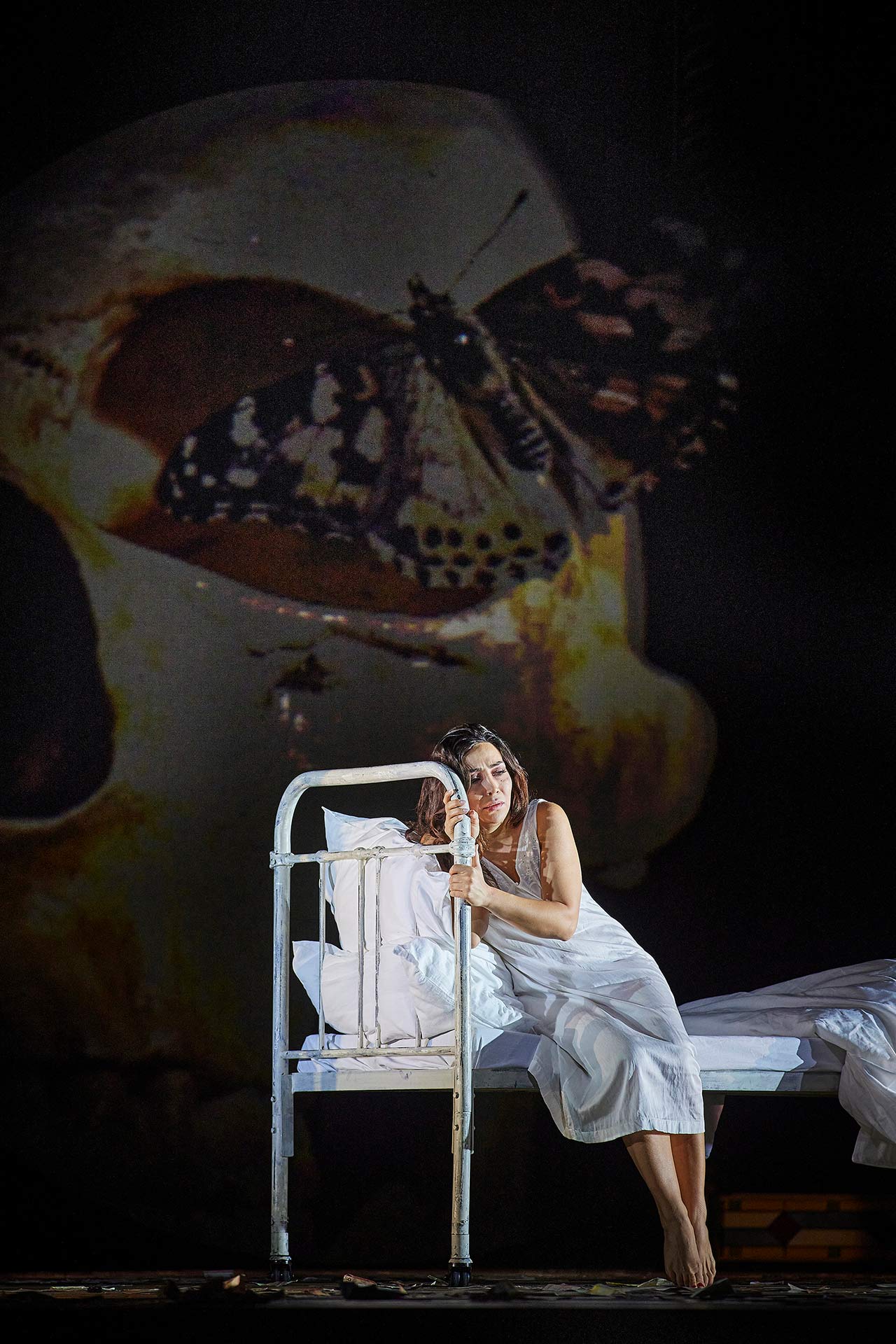 Violetta singt ihre ergreifende Abschiedsarie „Addio del passato“. | Nina Minasyan (Violetta Valéry) La Traviata Gp 469 01 | Foto © Semperoper Dresden/Ludwig Olah |