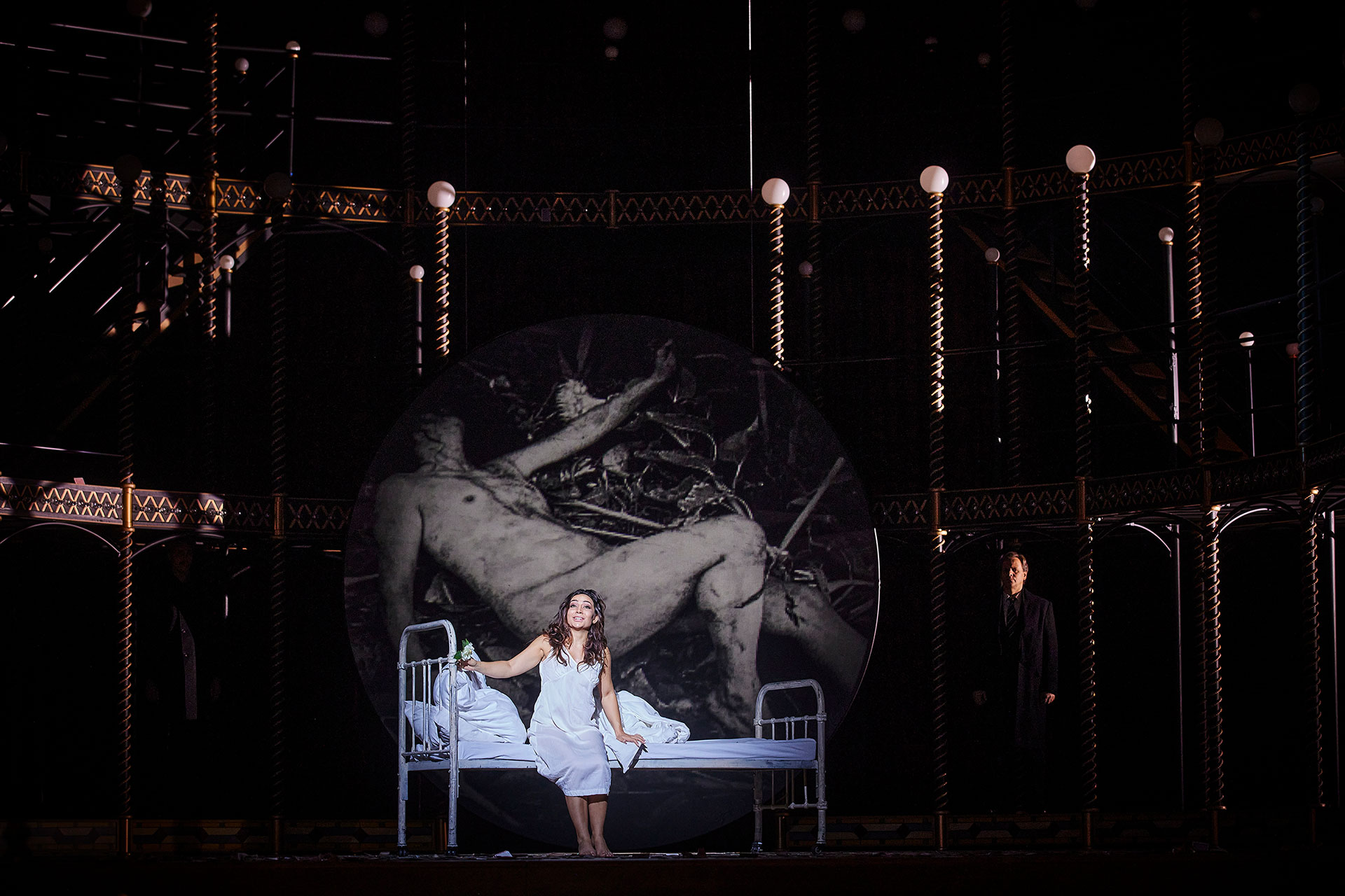 Bewegender Schluss: Die Tragödie von Violetta Valéry in La Traviata. | Nina Minasyan (Violetta Valéry) La Traviata Gp 527 01 | Foto © Semperoper Dresden/Ludwig Olah |