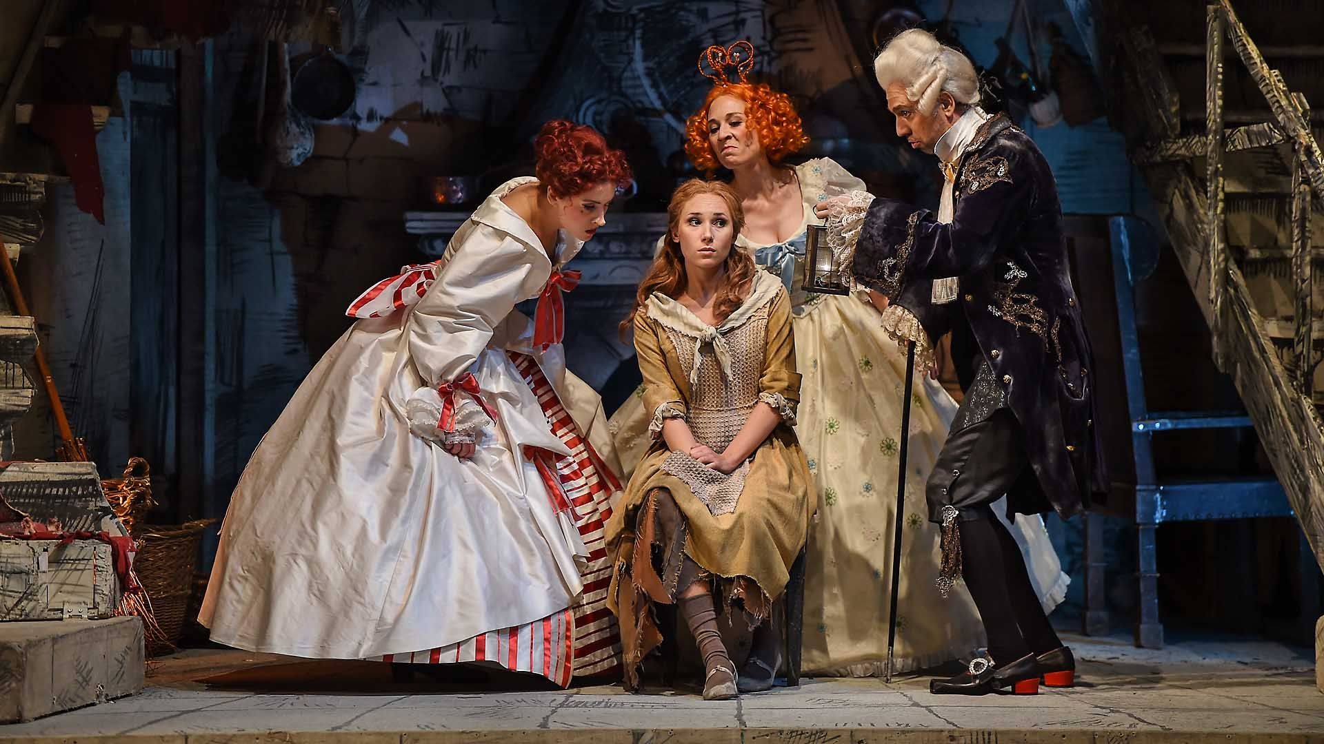 Foto zur Oper "La Cenerentola": Kimberley Boettger-Soller (Tisbe), Maria Kataeva (Angelina), Heidi Elisabeth Meier (Clorinda), Günes Gürle (Don Magnifico)
